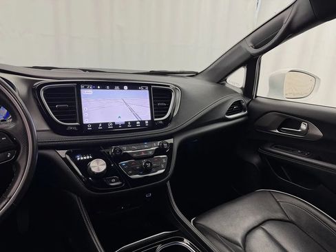 Used 2021 Chrysler Pacifica Limited w/ Uconnect Theater Family Group FWD image 15