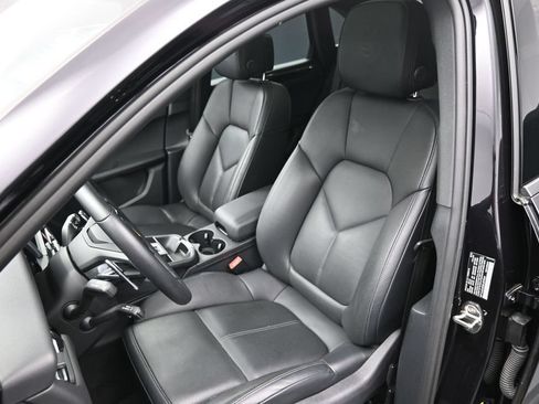 Certified 2025 Porsche Macan AWD/4WD image 10