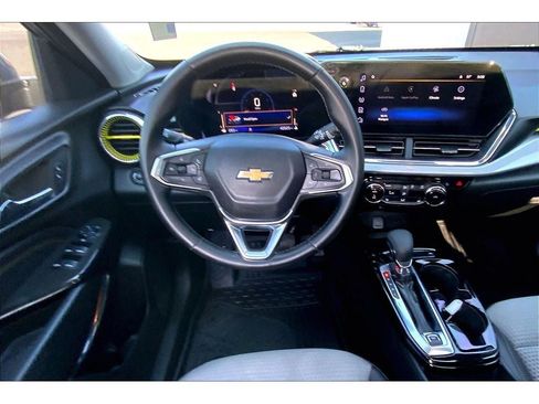 Used 2024 Chevrolet Trax LT w/ Sunroof Package FWD image 5