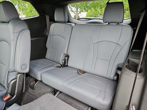 Used 2023 Buick Enclave Essence FWD image 11
