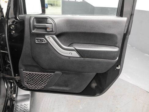 Used 2018 Jeep Wrangler Unlimited Sahara image 41