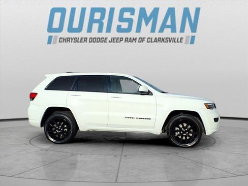 Used 2021 Jeep Grand Cherokee Laredo X image 2