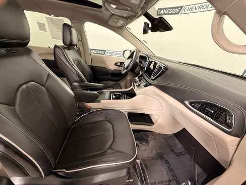 Used 2023 Chrysler Pacifica Limited FWD image 27