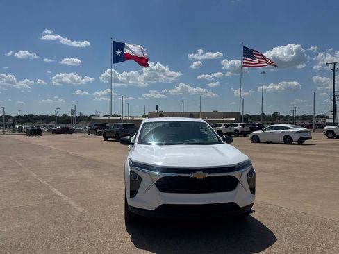 Used 2025 Chevrolet Trax LS FWD image 4