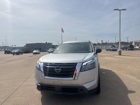 Used 2023 Nissan Pathfinder S image 3