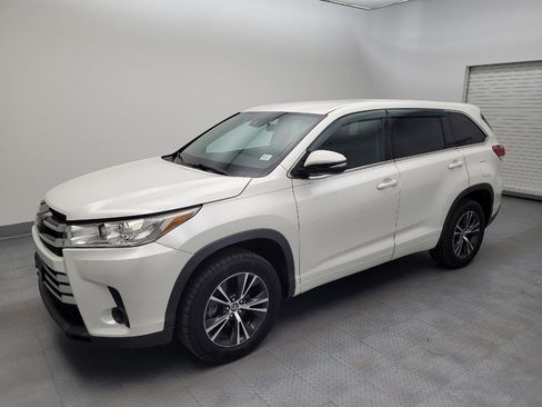 Used 2018 Toyota Highlander LE FWD image 2