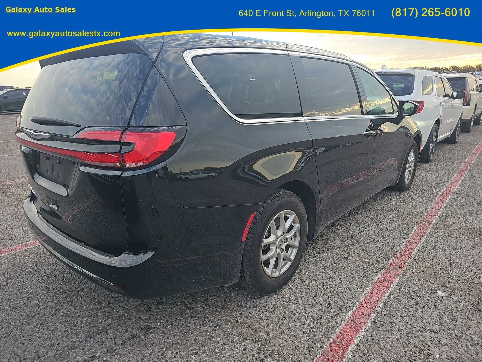 Used 2025 Chrysler Pacifica Select FWD image 9