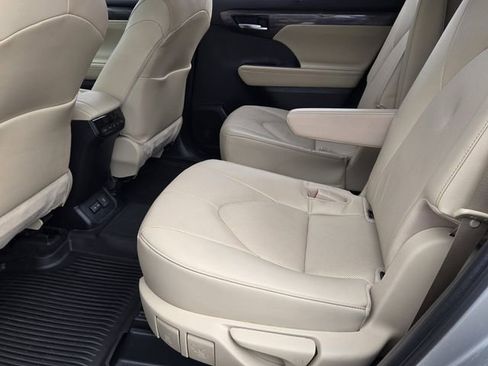 Used 2023 Toyota Highlander Limited FWD image 11