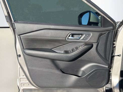 Used 2025 Nissan Rogue Platinum image 21