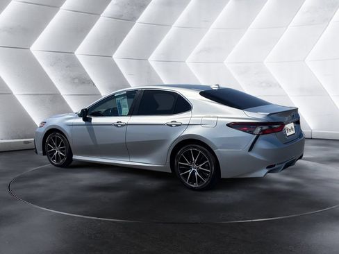 Used 2023 Toyota Camry SE FWD image 3