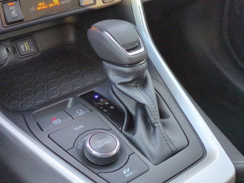 Used 2023 Toyota RAV4 XLE Premium image 33