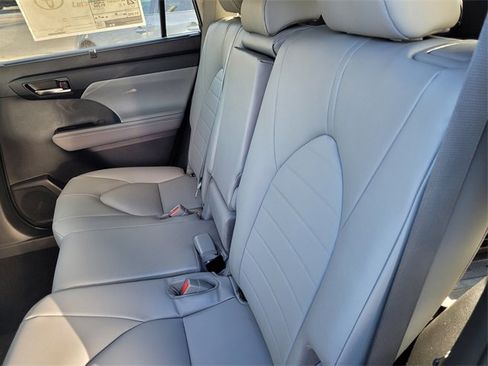 New 2022 Toyota Highlander XLE image 20
