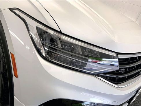 Certified 2023 Volkswagen Tiguan SE R-Line AWD/4WD image 10