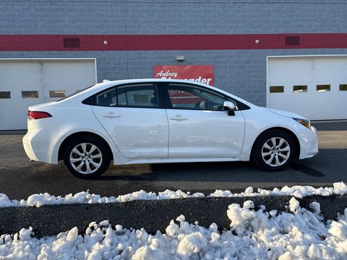 Used 2025 Toyota Corolla LE image 2
