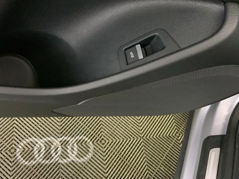 Used 2022 Audi Q8 Premium image 27