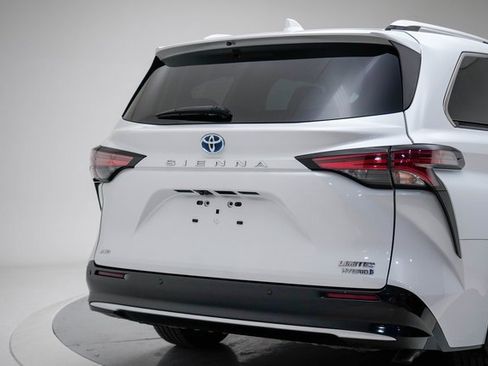 Used 2022 Toyota Sienna Limited image 12