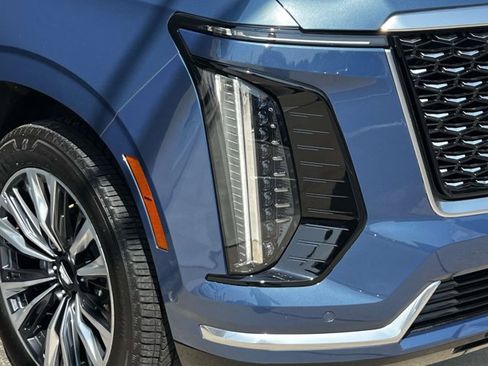 Used 2025 Cadillac Escalade Premium Luxury AWD/4WD image 7