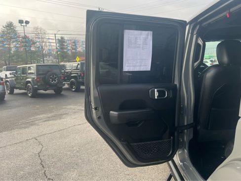 Used 2020 Jeep Wrangler Unlimited Sahara image 10