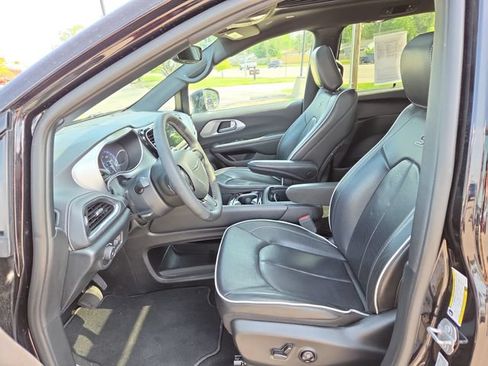 Used 2025 Chrysler Pacifica Limited FWD image 21
