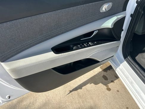 Used 2025 Hyundai Elantra Limited FWD image 17