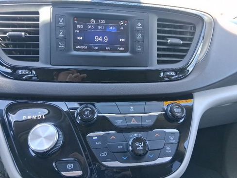 Used 2017 Chrysler Pacifica Touring FWD image 20