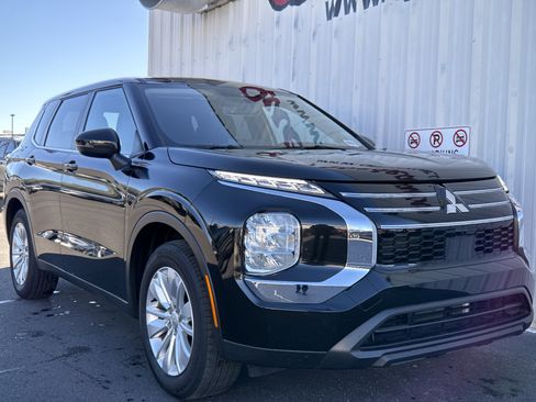 Used 2025 Mitsubishi Outlander ES image 37