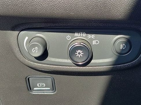 Used 2023 GMC Terrain SLT w/ Infotainment Package II image 15