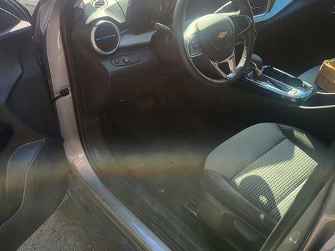 Used 2025 Chevrolet Trax LT w/ LT Convenience Package FWD image 3