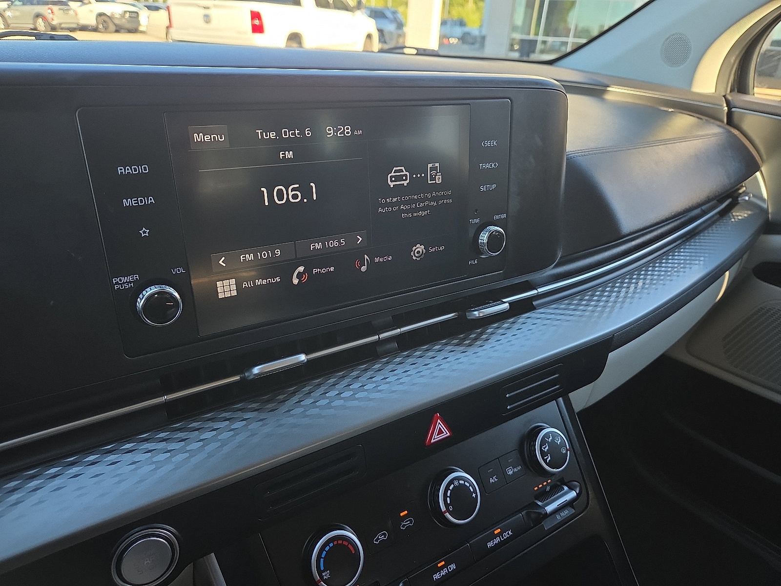 Used 2023 Kia Carnival LX FWD image 16