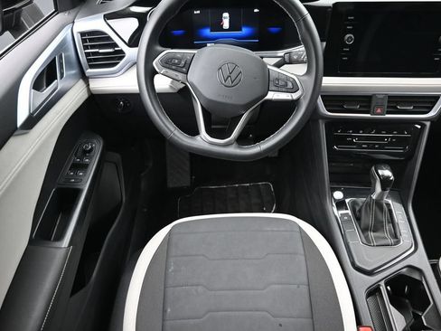 Used 2025 Volkswagen Taos SE FWD image 14