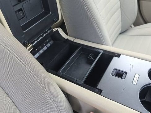 Used 2018 Ford Taurus SE FWD image 36