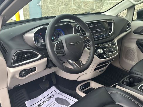 Used 2023 Chrysler Pacifica Touring-L FWD image 8