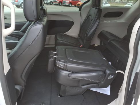 Used 2024 Chrysler Pacifica Touring-L image 23