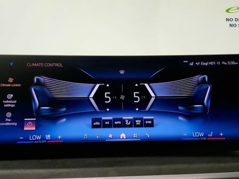 Used 2025 BMW X5 xDrive40i w/ M Sport Package AWD/4WD image 68