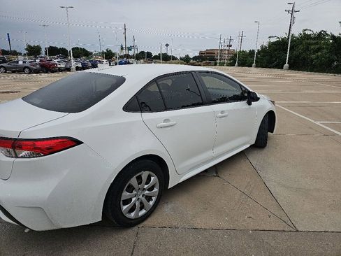 Used 2021 Toyota Corolla LE FWD image 3
