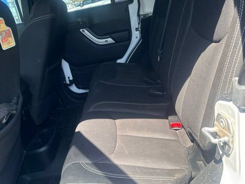 Used 2015 Jeep Wrangler Unlimited Rubicon w/ Connectivity Group AWD/4WD image 6