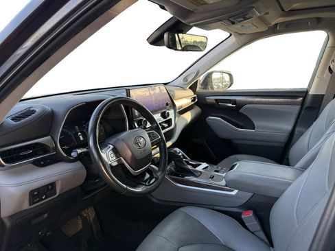 Used 2023 Toyota Highlander Limited image 9