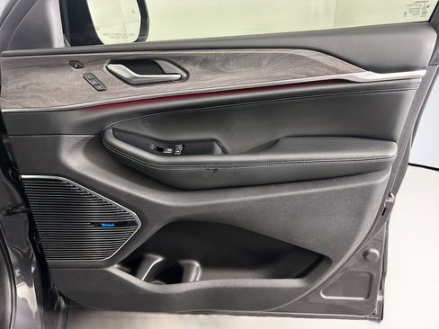 Used 2023 Jeep Grand Cherokee Overland w/ Luxury Tech Group IV image 35