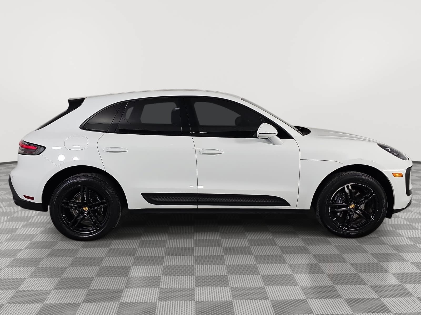 Used 2022 Porsche Macan w/ Premium Package Plus AWD/4WD image 9