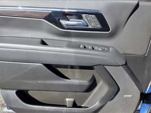 Used 2025 Chevrolet Suburban Premier image 19