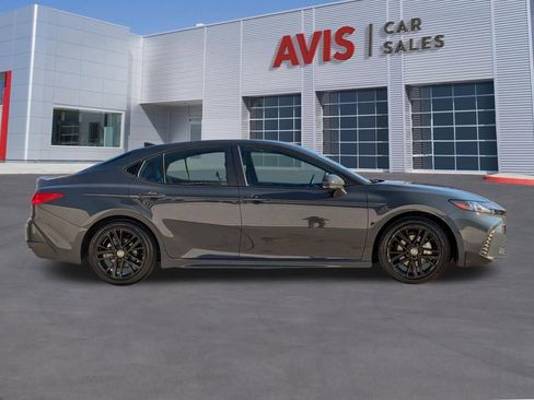 Used 2025 Toyota Camry SE image 5