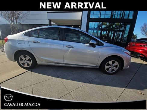 Used 2018 Chevrolet Cruze LS image 2