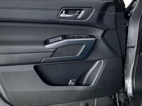 New 2026 Nissan Pathfinder SL FWD image 10