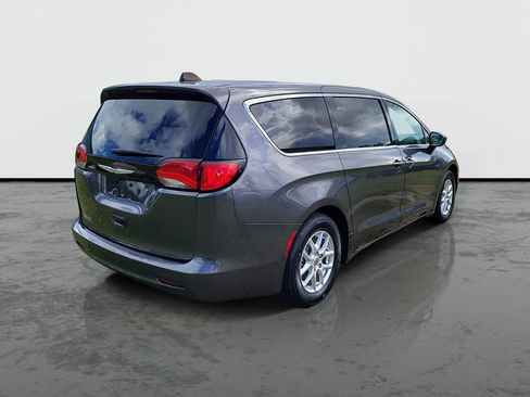 Used 2023 Chrysler Voyager LX FWD image 2