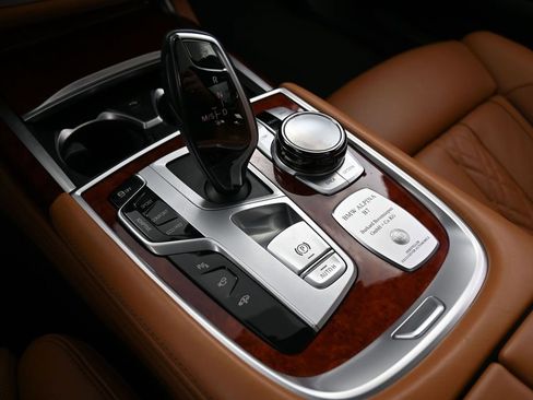 Used 2022 BMW ALPINA B7 xDrive w/ Luxury Rear Seating Package image 24