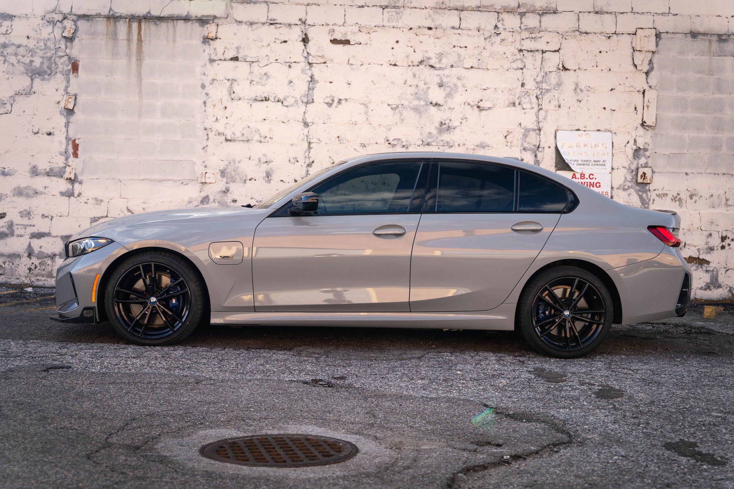 Used 2023 BMW 330e w/ M Sport Package RWD image 4