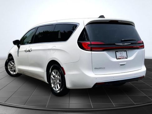 Used 2025 Chrysler Pacifica Select FWD image 8
