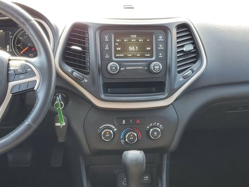 Used 2015 Jeep Cherokee Sport FWD image 21