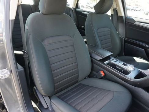 Used 2020 Ford Fusion SE image 2