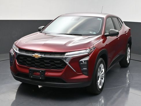 Used 2024 Chevrolet Trax LS w/ Driver Confidence Package FWD image 3